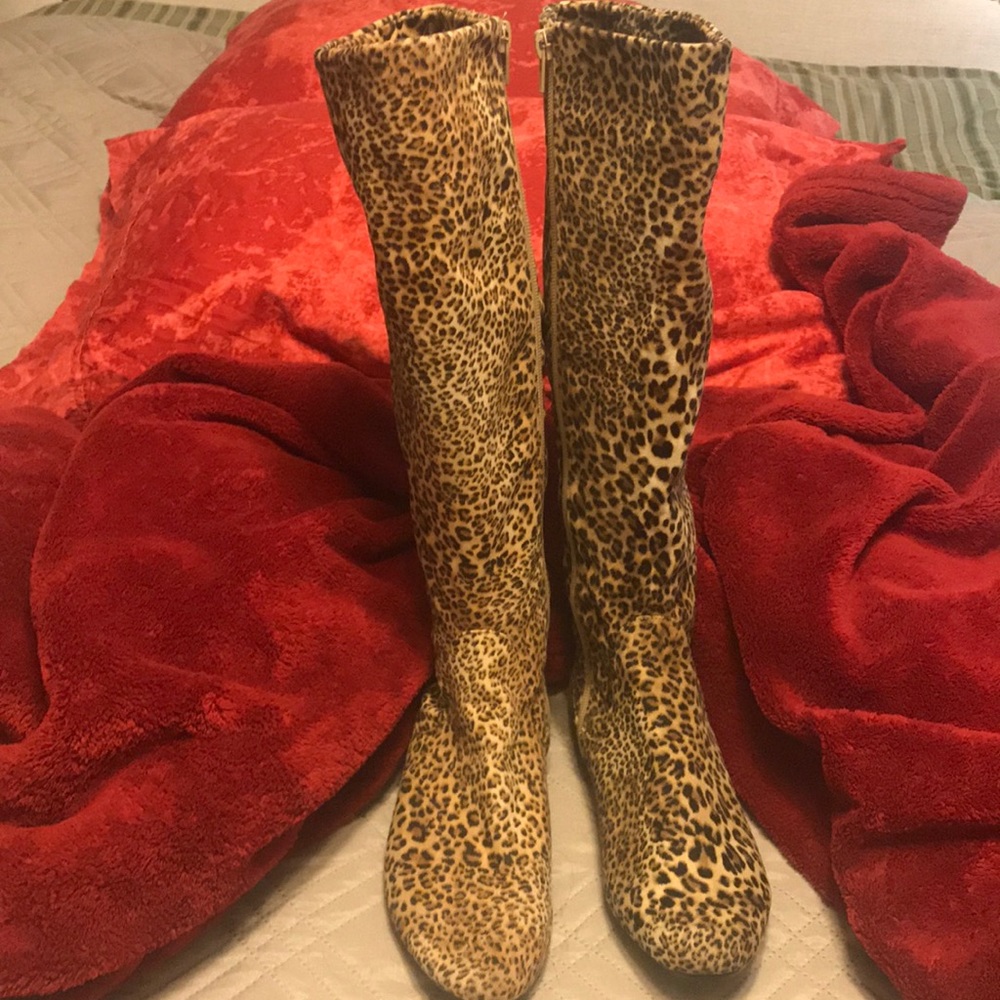 Leapord boots size 7, soft material, fitted leg